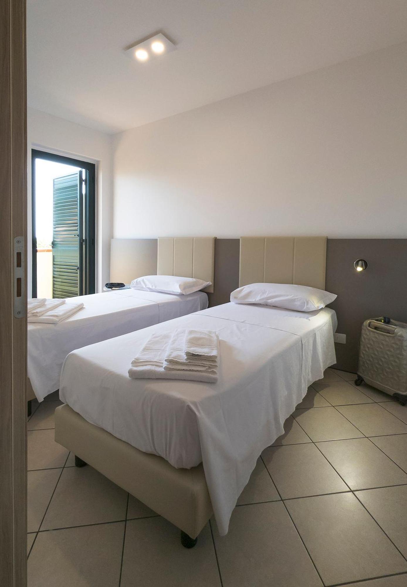 Magico Apartments - 450M Dalla Spiaggia Capo dʼOrlando Exterior foto