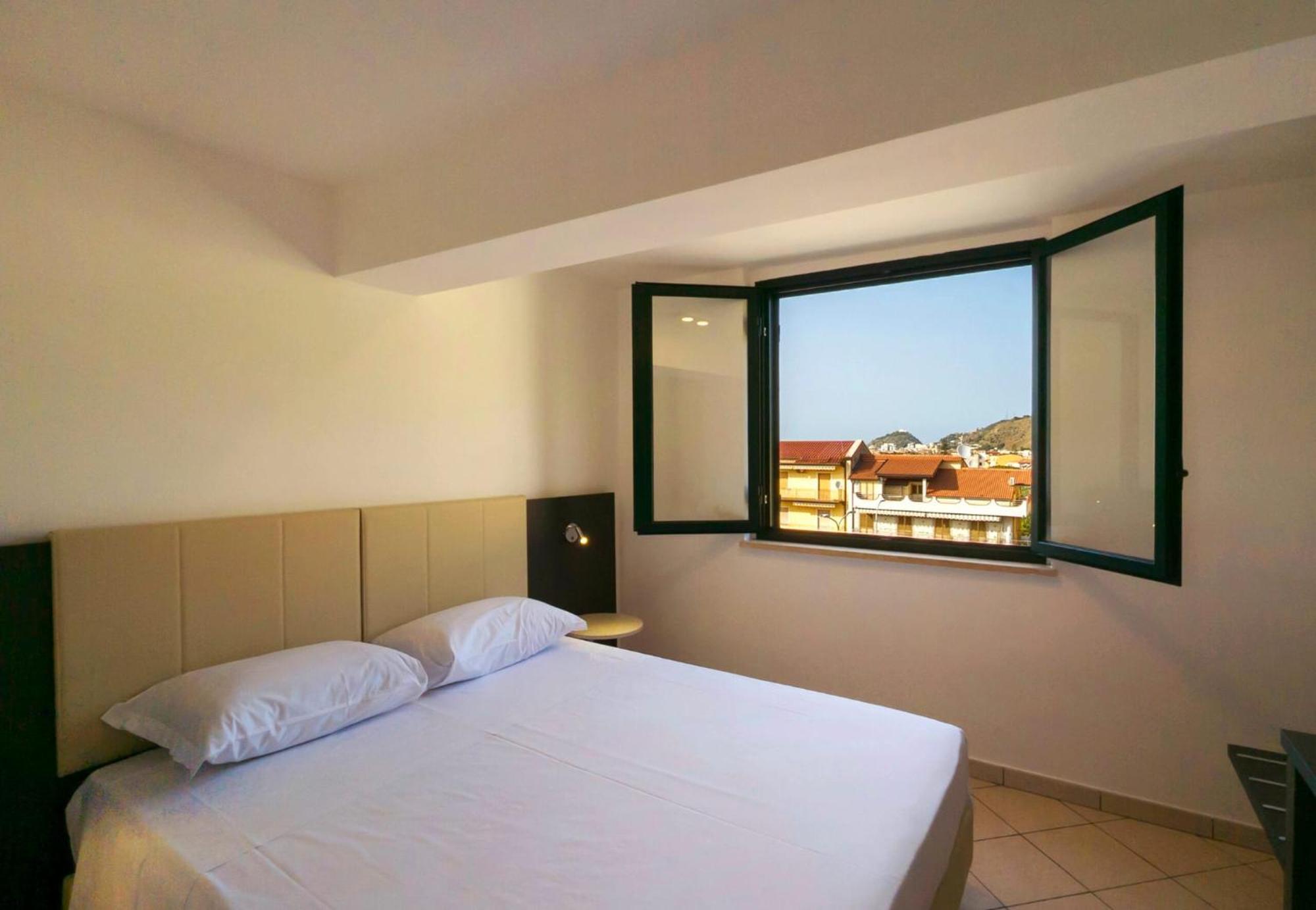 Magico Apartments - 450M Dalla Spiaggia Capo dʼOrlando Exterior foto